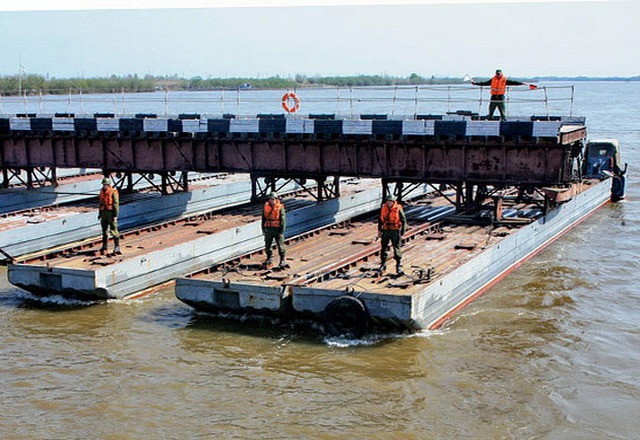 Lực lượng công binh làm cầu phao bắc qua sông