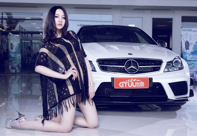 'Gái hư' nửa kín, nửa hở bên Mercedes-Benz