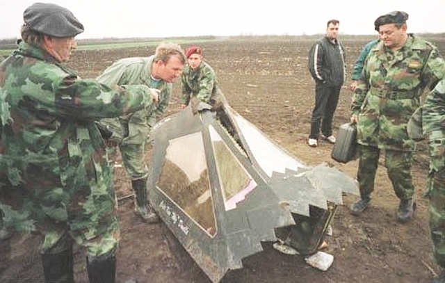 Một mảnh của F-117A bị bắn rơi