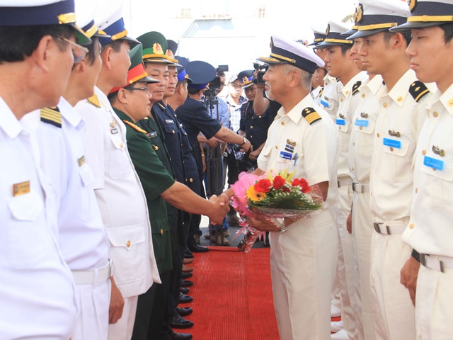 Lực lượng CSB và Biên phòng Việt Nam đón tiếp thủy thủ đoàn CSB Nhật Bản trọng thể. Ảnh: Nam Cường