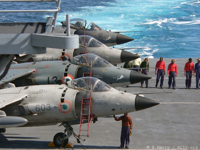 Máy bay cất/hạ cánh thẳng đứng Harrier trên tàu sân bay Ấn Độ