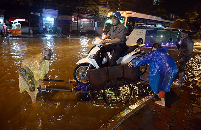 Chuyến 'đò đêm' giữa đường Hà Nội