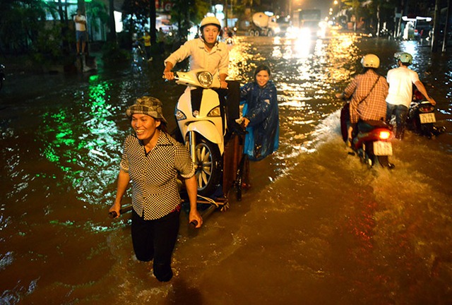 Chuyến 'đò đêm' giữa đường Hà Nội