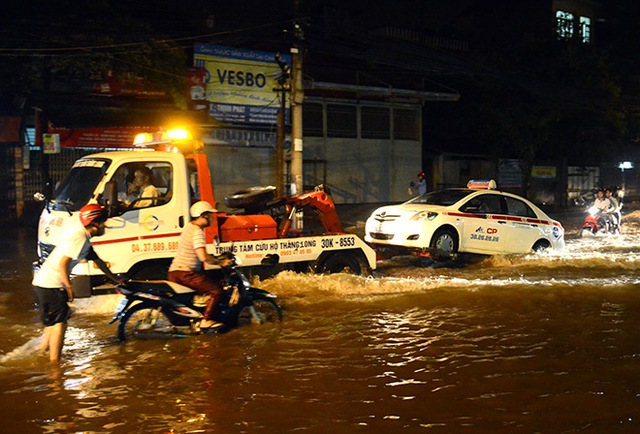 Chuyến 'đò đêm' giữa đường Hà Nội