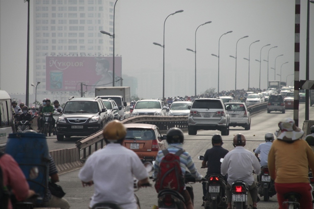 
	Gần 9h, nắng nhẹ xuất hiện nhưng trên cầu Sài Gòn vẫn còn "bàng bạc" trong sương.