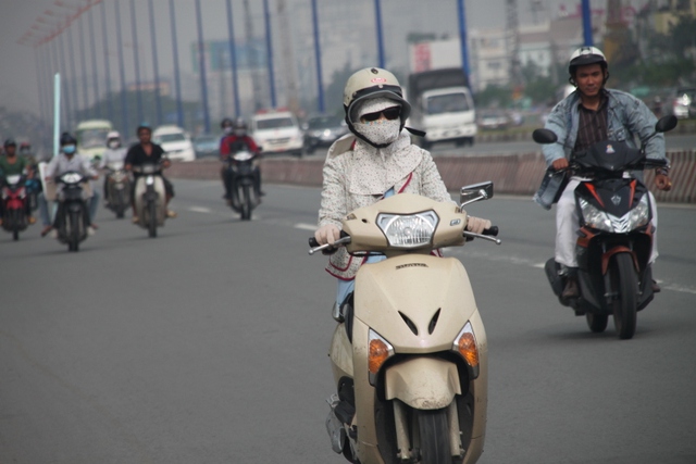 
	Trên xa lộ Hà Nội, sương mù mờ mờ giăng. Đã khá lâu Sài Gòn mới xuất hiện sương mù kéo dài như vậy.