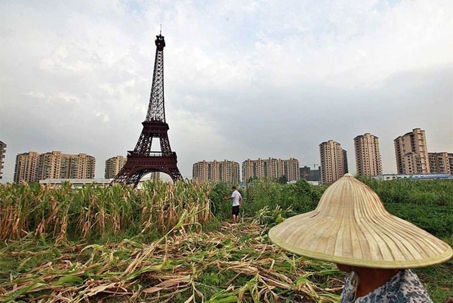 Dự án Tianducheng (Thiên Đô Thành) - khu đô thị “nhái” thành phố Paris - nằm ở tình Triết Giang của Trung Quốc được khởi công vào năm 2007