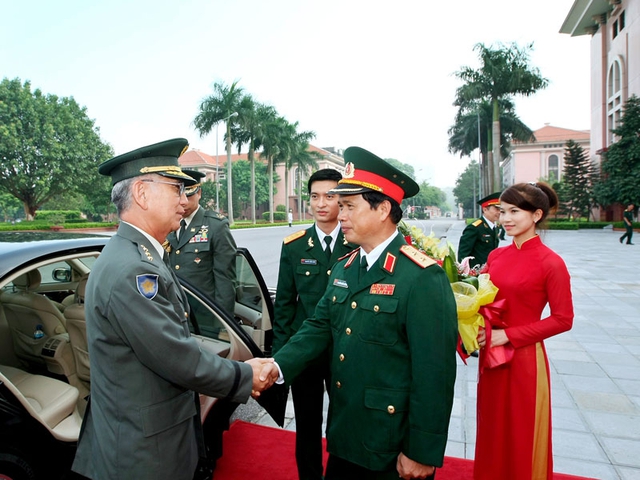 Trung tướng Nguyễn Quốc Khánh, Phó Tổng tham mưu trưởng QĐND Việt Nam đón Đại tướng Kimizuka Eiji