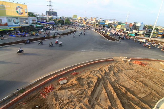 
	Công trình đường Bình Lợi - Tân Sơn Nhất - Vành đai ngoài khởi công từ tháng 6/2008, dự kiến hoàn thành vào năm 2012, tuy nhiên bị lùi ngày bàn giao đến năm 2014. Tuyến đường có tổng chiều dài gần 13,7 km chạy từ sân bay Tân Sơn Nhất (Q.Tân Bình) tới Xuân Hiệp (Q.Thủ Đức), với tổng vốn đầu tư khoảng 340 triệu USD.