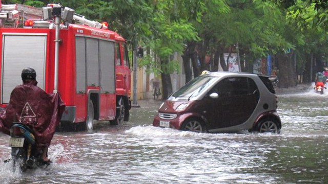 Người Hà Nội lội "bì bõm" trước ngày lễ