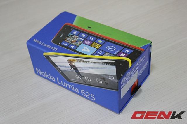 Cận cảnh Nokia Lumia 625: Smartphone khổng lồ có mặt tại Việt Nam