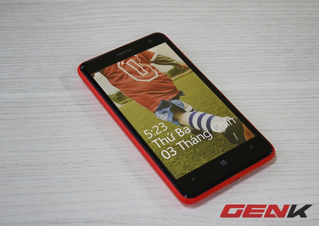 Cận cảnh Nokia Lumia 625: Smartphone khổng lồ có mặt tại Việt Nam