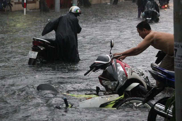 Sài Gòn ngập trong 'biển nước đen'