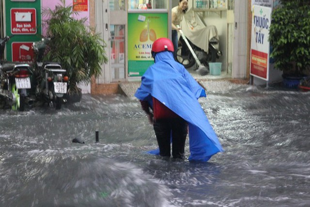 Sài Gòn ngập trong 'biển nước đen'