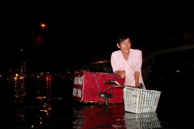 Sài Gòn ngập trong 'biển nước đen'