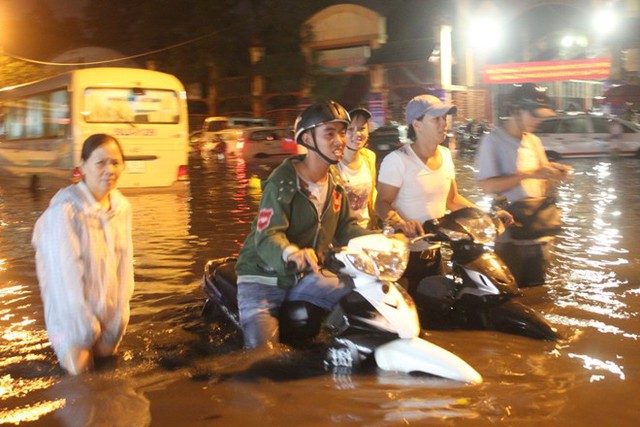 Sài Gòn ngập trong 'biển nước đen'