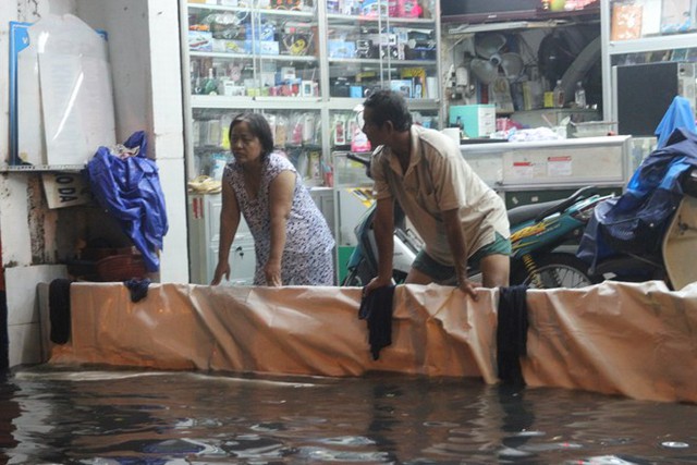 Sài Gòn ngập trong 'biển nước đen'