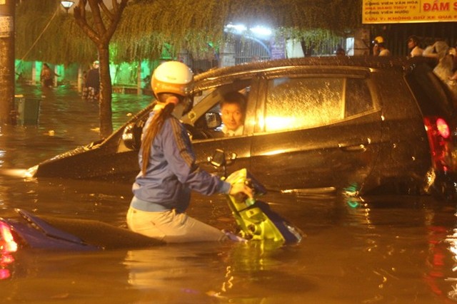 Sài Gòn ngập trong 'biển nước đen'