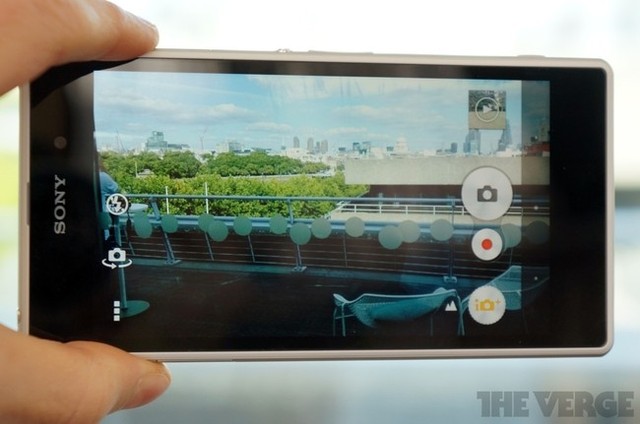 Cận cảnh Sony Xperia Z1 với thiết kế thời trang và phụ kiện camera siêu khủng