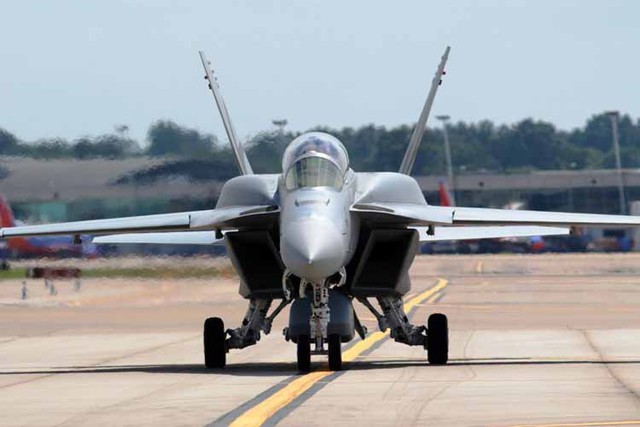 Chiến đấu cơ F-18 thay áo lạ