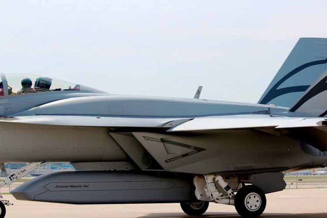 Chiến đấu cơ F-18 thay áo lạ