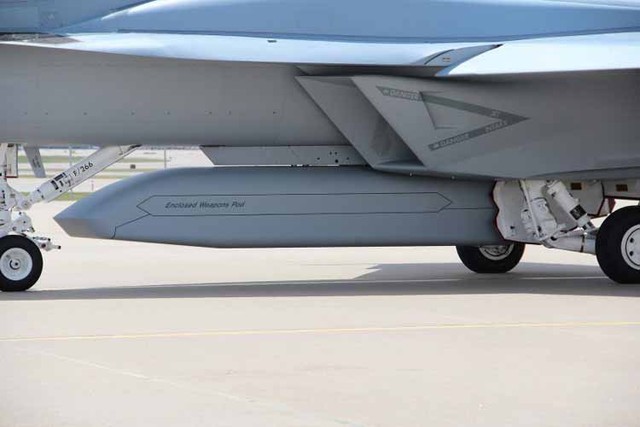 Chiến đấu cơ F-18 thay áo lạ