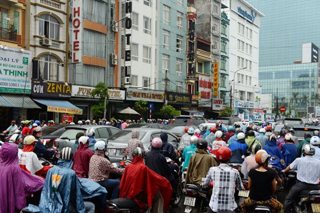 Ô tô chèn ép xe máy, giao thông hỗn loạn trong mưa