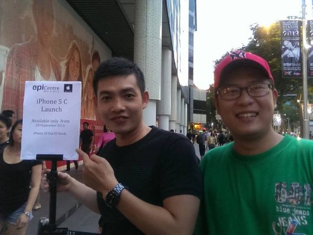 Chê xấu nhưng người Việt đang xếp hàng mua iPhone 5c tại Singapore