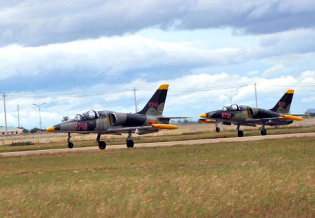 Đội máy bay huấn luyện của Không quân Việt Nam cất cánh