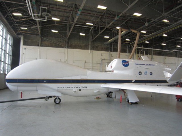 
	Máy bay do thám không người lái RQ-4 Global Hawk là sản phẩm của tập đoàn chế tạo vũ khí Northrop Grumman, ra đời với nhiệm vụ luồn sâu vào lòng địch để thu thập thông tin tình báo. Tuy nhiên, NASA mua nó cho
	nhiệm vụ săn bão.