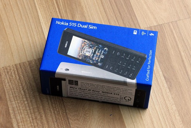 Mở hộp Nokia 515 vỏ nhôm giá 3,5 triệu đồng 