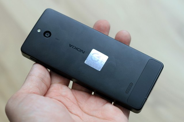 Mở hộp Nokia 515 vỏ nhôm giá 3,5 triệu đồng 