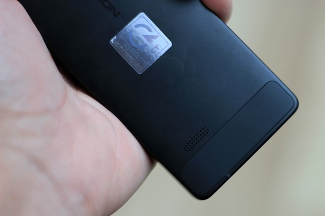 Mở hộp Nokia 515 vỏ nhôm giá 3,5 triệu đồng 