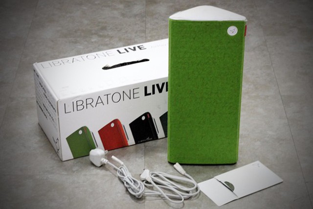 Khui hộp Libratone Live - loa không dây giá 16 triệu đồng