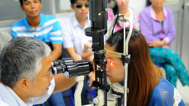 
	Người bệnh mắt đỏ khám tại Bệnh viện Mắt TP.HCM. Ảnh: Tuổi trẻ