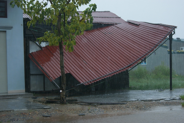 Nhà dân sập mái che.