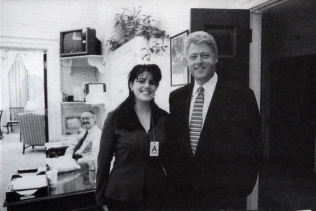  	Tổng thống Bill Clinton và thực tập sinh Monica Lewinsky chụp ảnh kỷ 	niệm vào ngày 17/11/1995, 2 ngày sau khi mối quan hệ tình ái của họ bắt đầu theo như lời kể của chính Lewinsky.