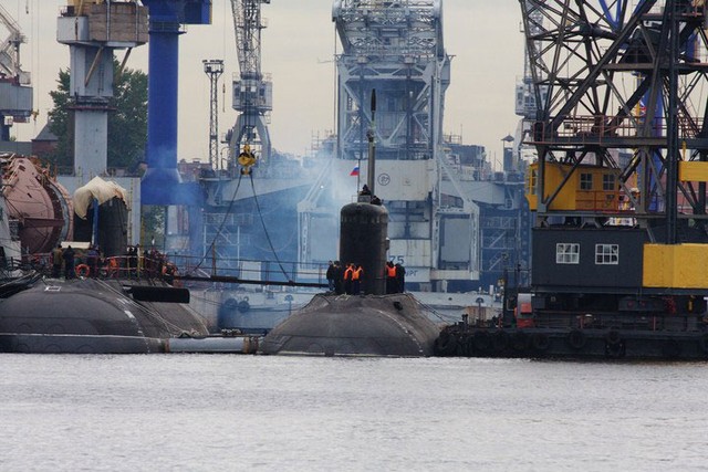 Tàu ngầm TP.HCM rời tàu ngầm Hải Phòng để ra biển