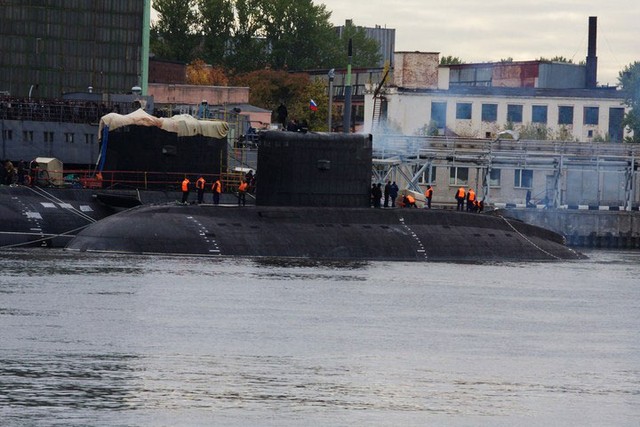 Tàu ngầm TP.HCM rời tàu ngầm Hải Phòng để ra biển