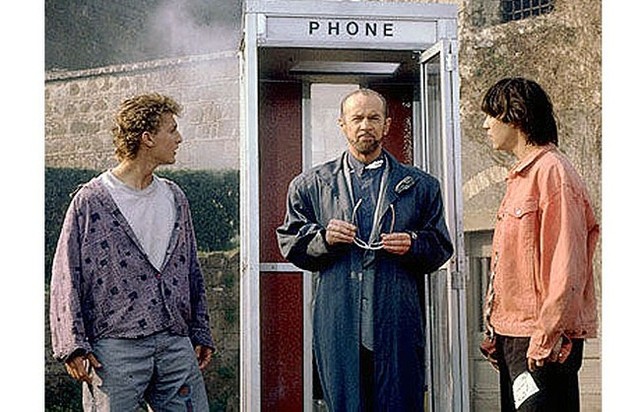 Những chiếc điện thoại nổi tiếng nhất trong các bộ phim bom tấn