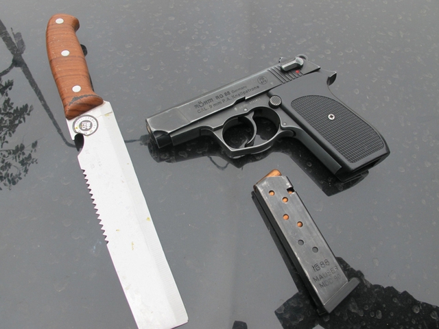 Súng K59 cùng 5 viên đạn và dao của đối tượng Nguyễn Văn Luyến 