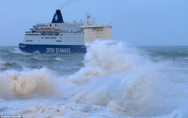 Biển phẫn nộ: DFDS phà chúa Đường biển chiến đấu theo cách của mình qua Tynemouth bến tàu, khi đến sông Tyne từ Amsterdam chín giờ cuối do điều kiện rất nghèo ở Biển Bắc