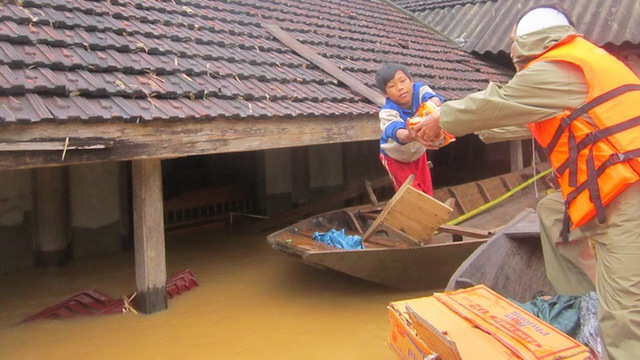 
	Lãnh đạo xã Phương Điền cứu trợ người dân - Ảnh: Văn Định