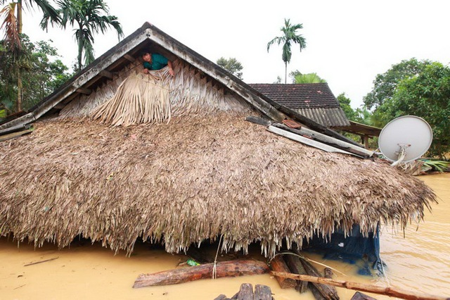 Nước lũ chạm mái nhà, dân Hà Tĩnh đói rét