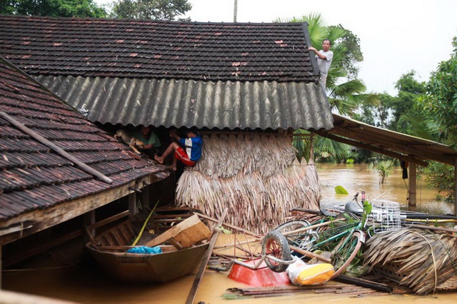 Nước lũ chạm mái nhà, dân Hà Tĩnh đói rét