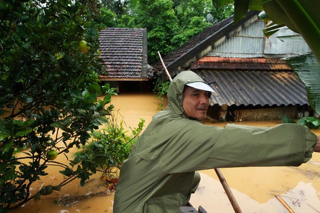 Nước lũ chạm mái nhà, dân Hà Tĩnh đói rét