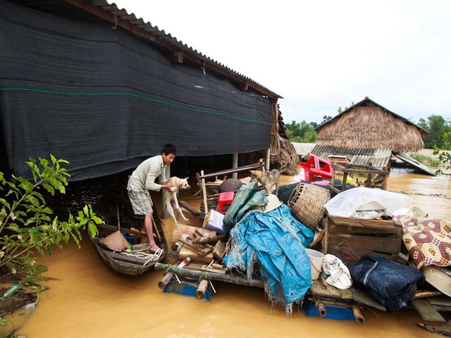 Nước lũ chạm mái nhà, dân Hà Tĩnh đói rét