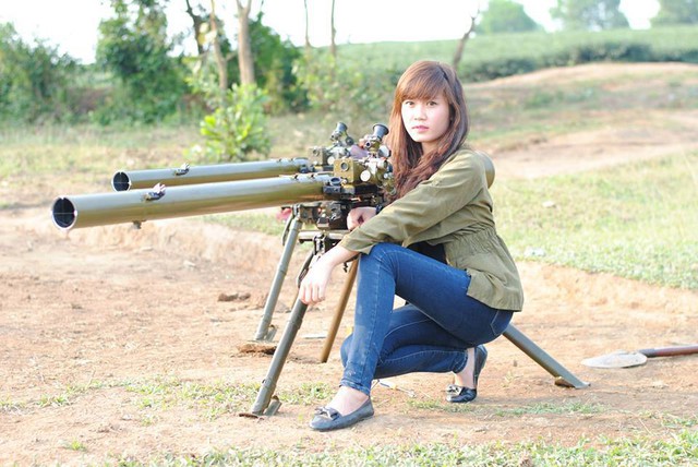 Sốt với bộ ảnh nữ sinh 9X vác pháo hỏa lực DKZ tập bắn