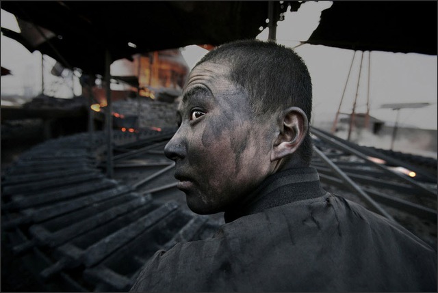  	Công nhân tại các nhà máy ở khu vực Ô Hải, khu tự trị Nội Mông, Trung Quốc đối diện với rất nhiều chất độc hại mà không có đồ bảo hộ.