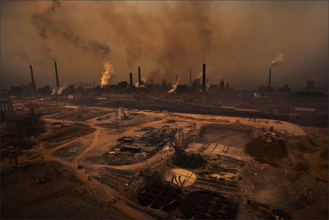  	Bức tranh ảm đạm u tối phản ánh thực trạng ô nhiễm nặng tại nhà máy sắt thép tỉnh Hà Bắc.